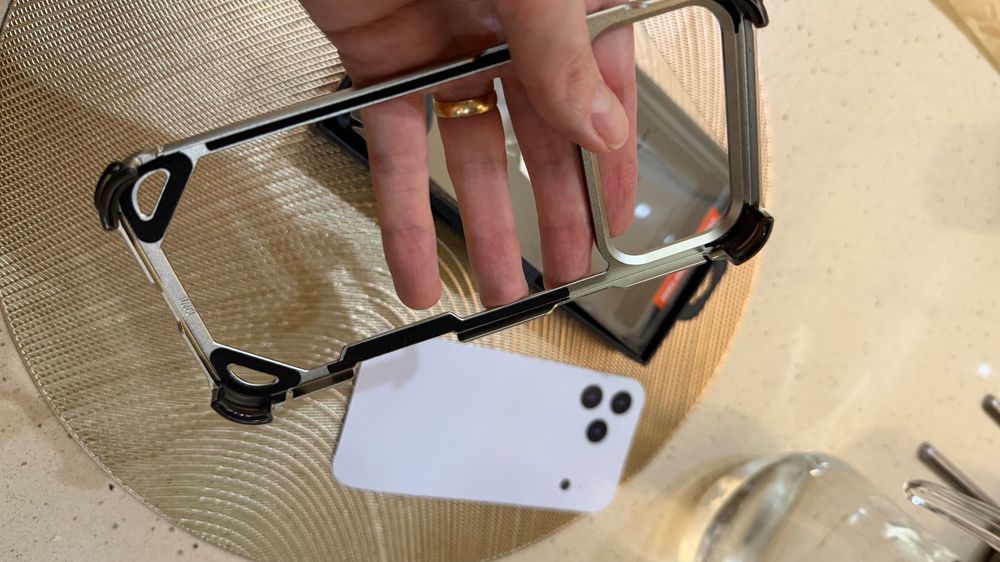 Capa protetora metalica para iPhone 17 Pro Max, nova, sem uso.