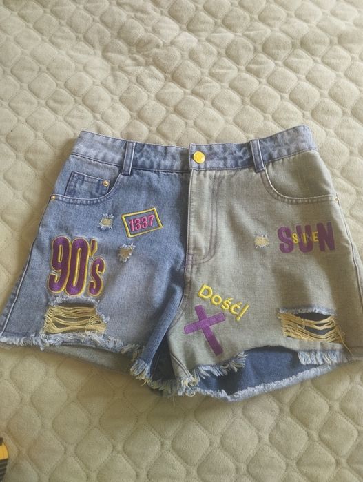 Оригинальные женские джинсовые шорты.