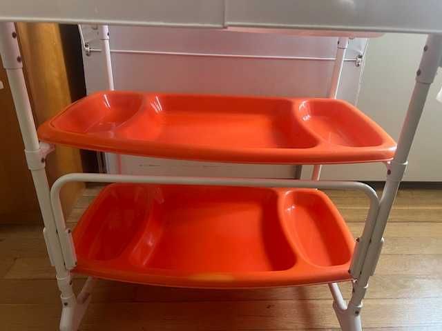 Fraldario com banheira