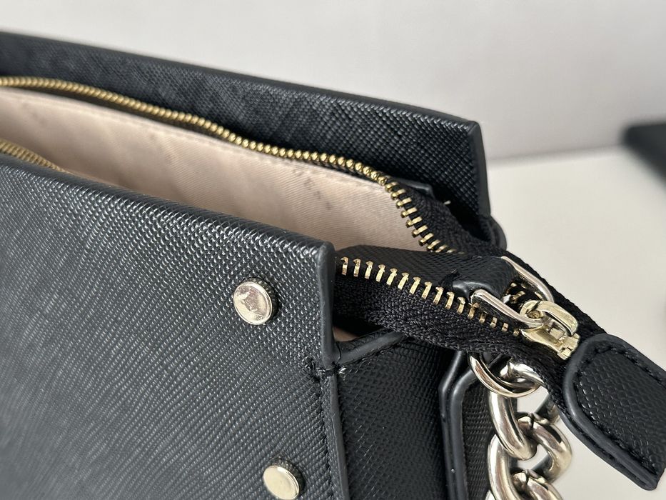 Чорна сумка Guess через плече