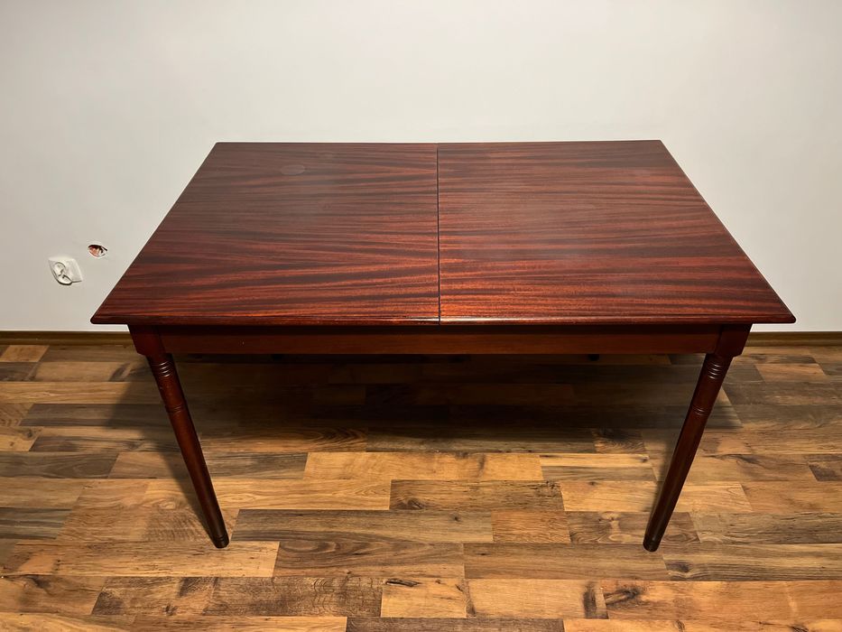 Duży stary solidny drewniany stół w dobrym stanie