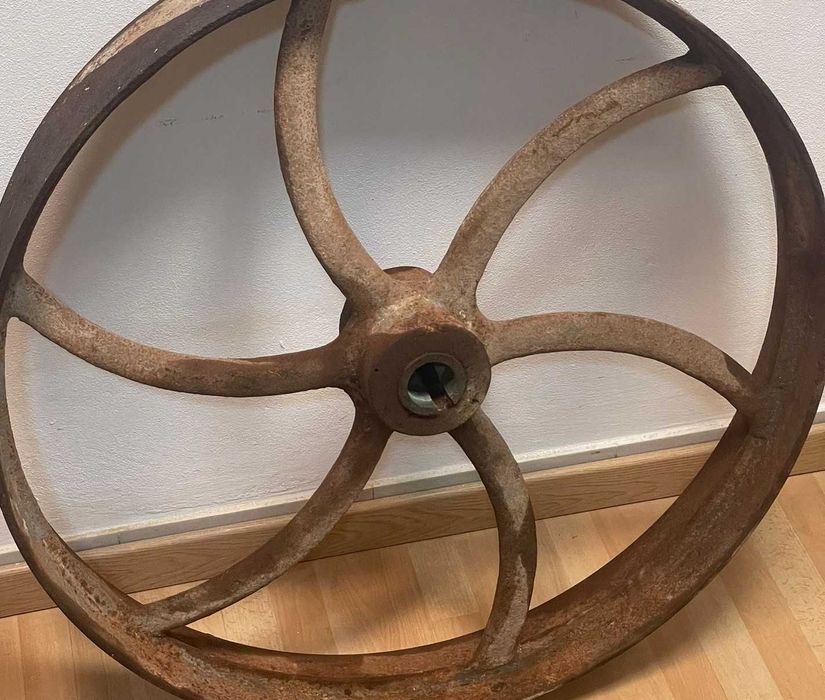 Roda antiga,  em ferro maciço