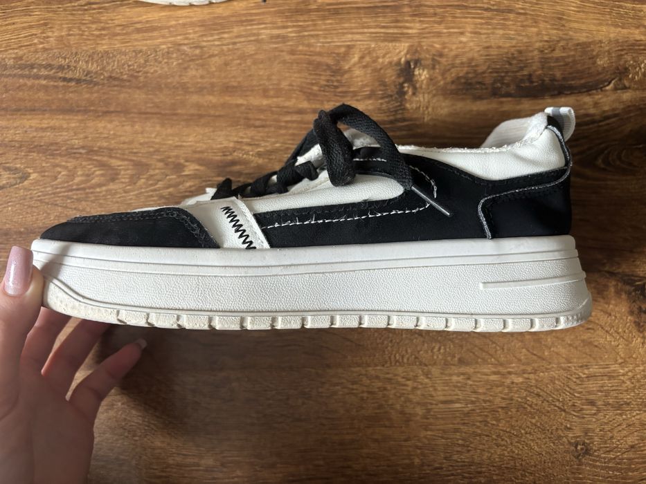 Взуття. Кросівки БУ