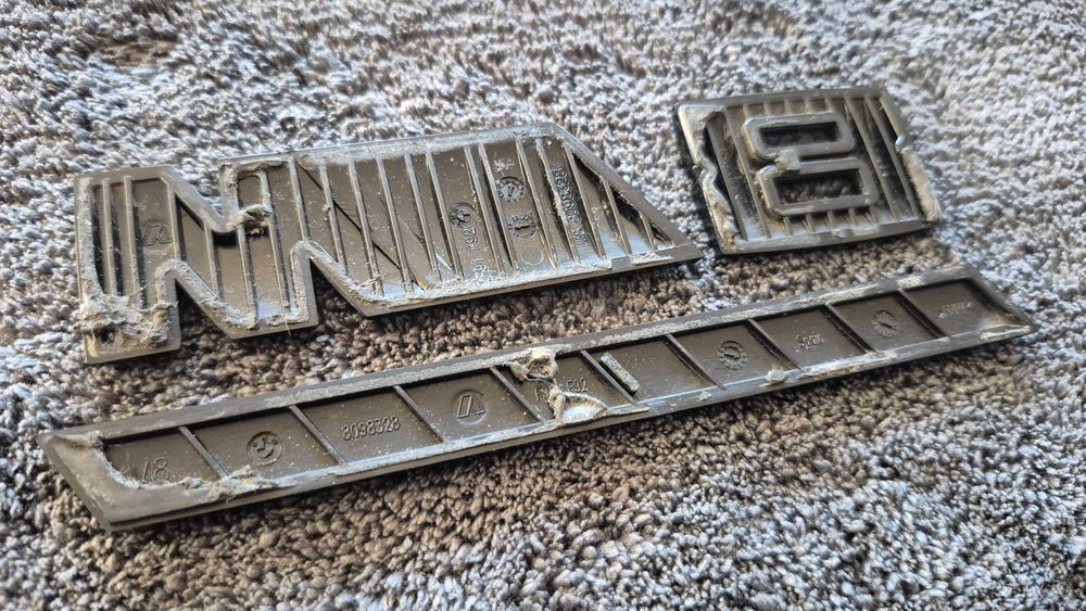 Oryginalny znaczek emblemat BMW M8 Competition na tylną klapę bagażnika. M power