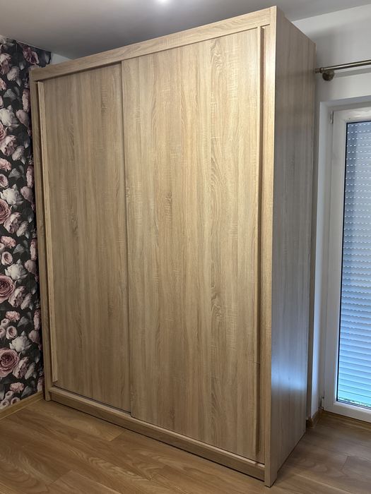Duża szafa z drzwiami przesuwnymi