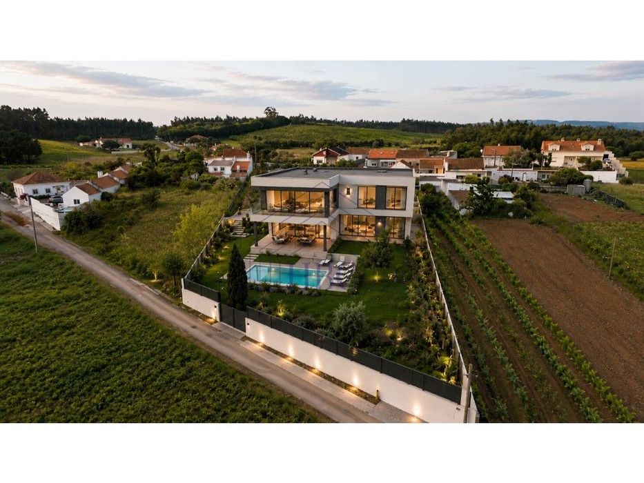 Terreno com Potencial de Construção e Vista Serra de Montejunto - B...