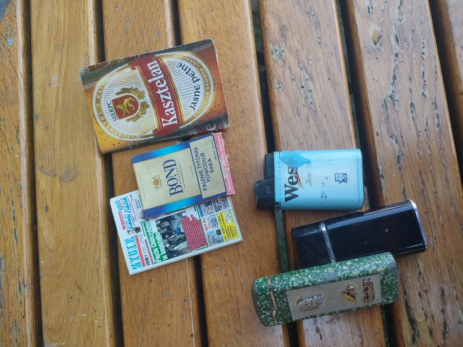 Zestaw zapalniczek i zapałek