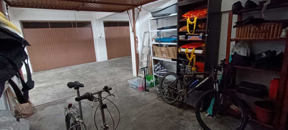 Garagem para arrendar (box) na praia do Baleal, Peniche