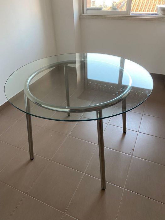 Vende -se mesa com 4 cadeira