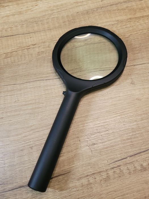 Lupa z diodami na baterie