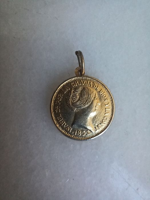 Brinco, alfinete e medalhinha