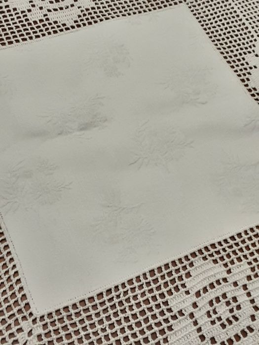 Grande pano de mesa com quadrados algodão  estampado  e croché