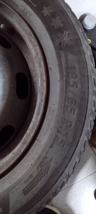Pneu 195 65 R15 com jante