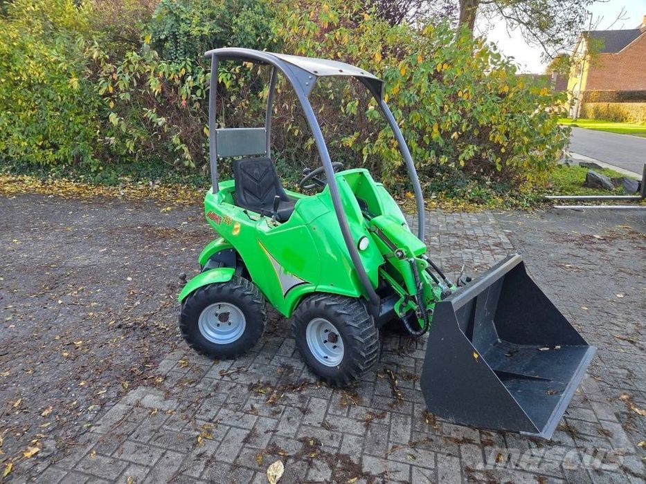 Wynajem miniladowarki Avant 220 skidsteer wypożyczalnia  miniladowarka