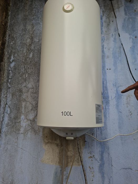 Termoacumulador de 100L como novo.