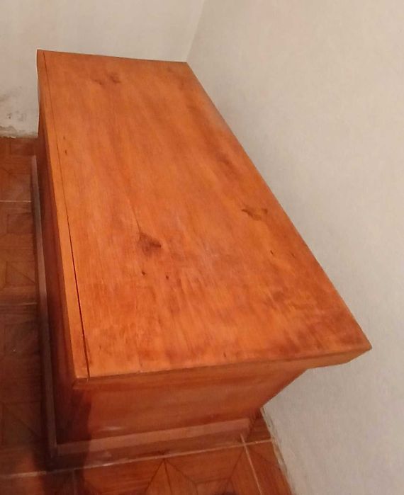 Arca espaçosa em madeira maciça