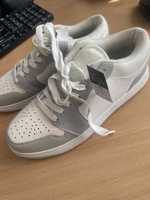 Кроси сірого кольору