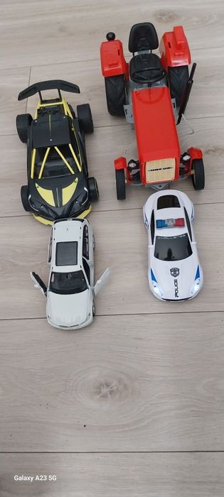 Zestaw zamochodów i traktor