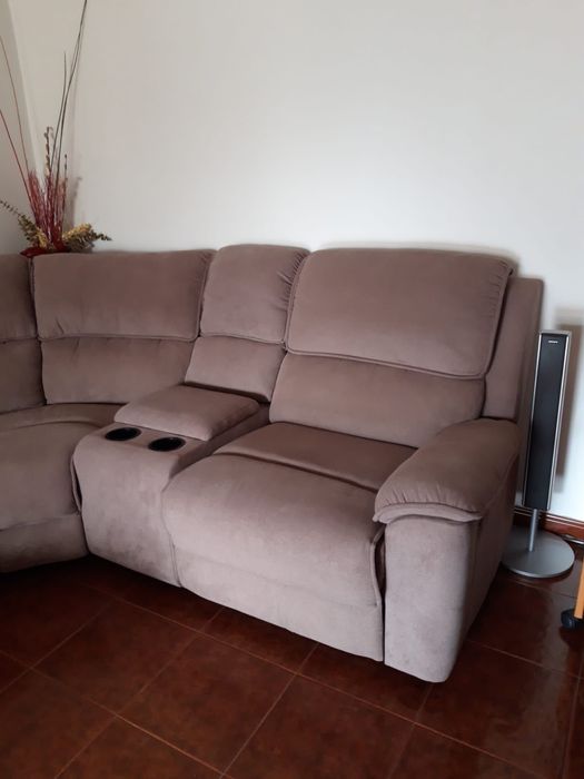 Sofá em U castanho acinzentado