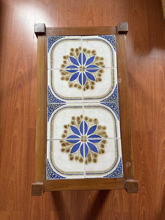 Conjunto com sofá cama, cadeirões e mesa de centro