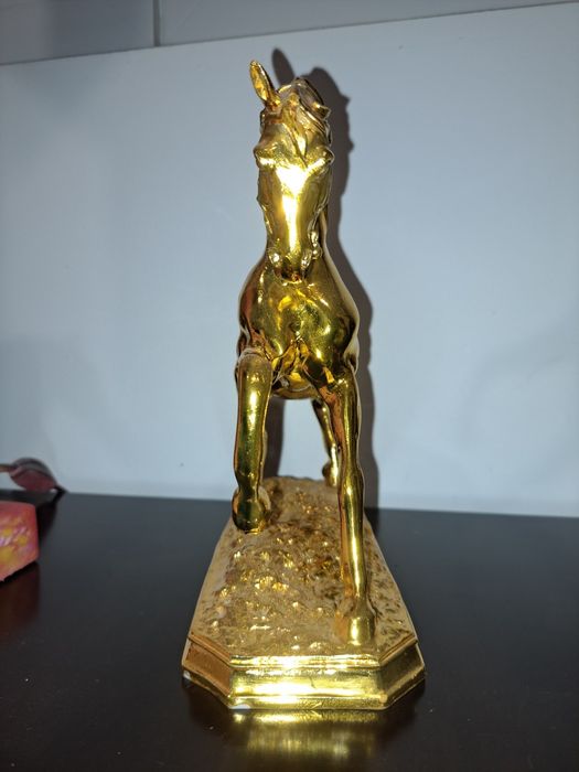 Cavalo decorativo resina com pintura cromada