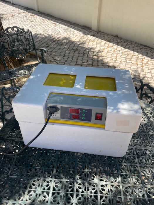 Incubadora Automática para Ovos – Controlo Digital de Temperatura e Humidade