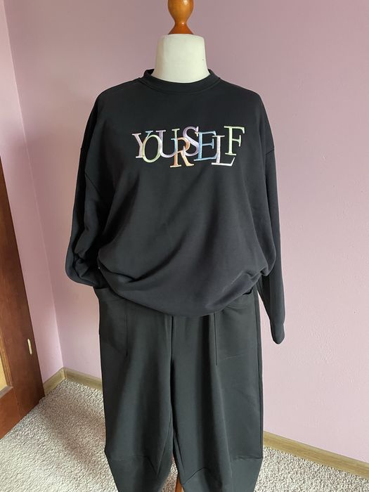 Bluza MOJI  czarna haftowany kolorowy napis 42/44/46