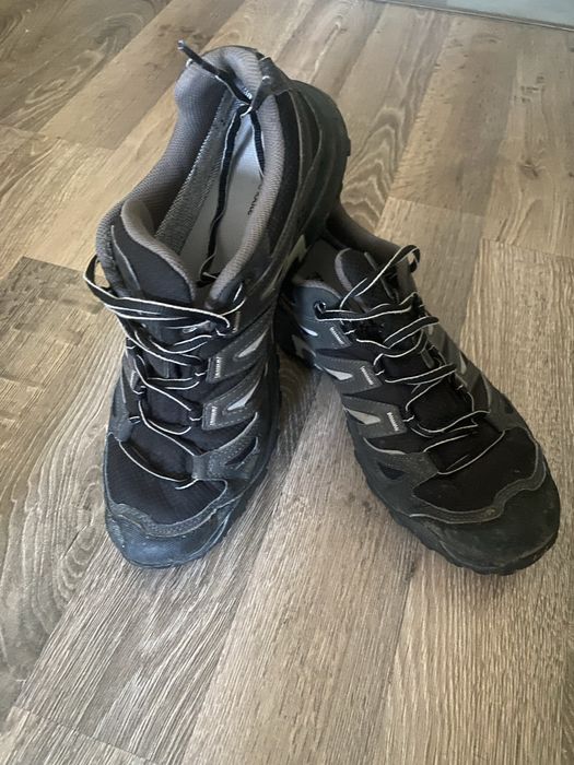 Кросівки фірми “Salomon”.