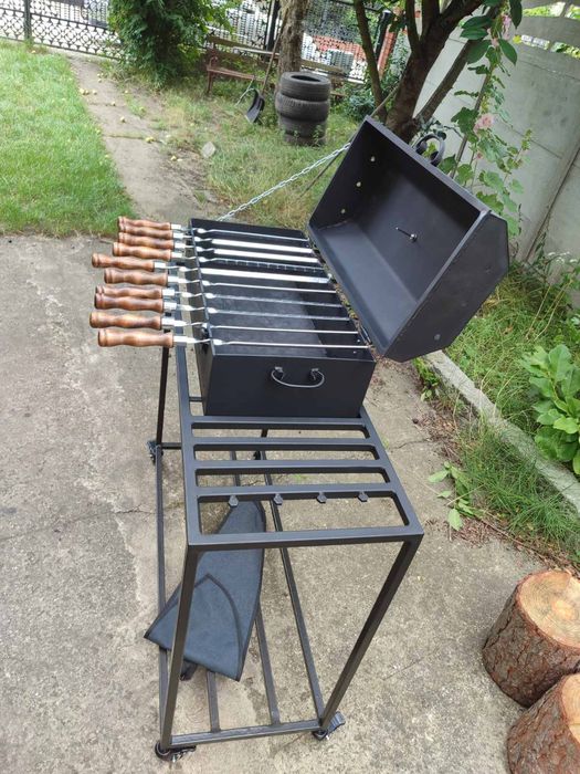 Grill ogrodowy ogniskowy trójnóg. Grill