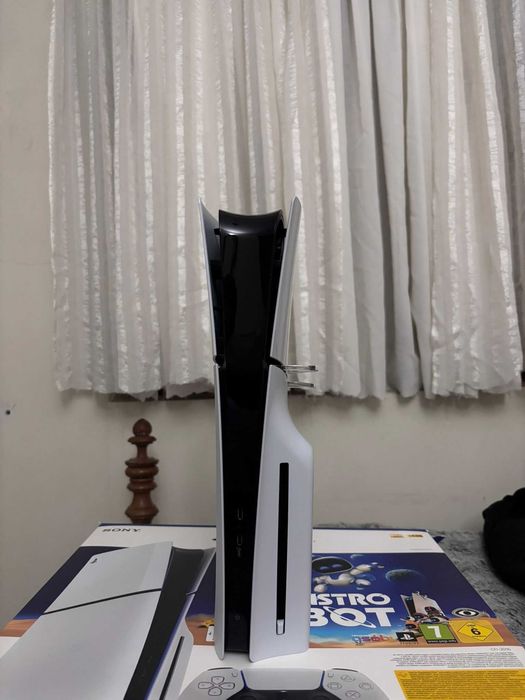 PS5 Standard 1 TB com Leitor de Disco – Como Nova | Pouco Uso + Astro