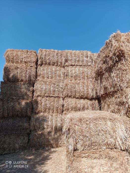 Vende-se Palha e Feno