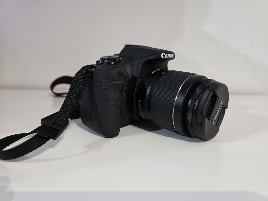 Lustrzanka Canon EOS 2000D + EF-S 18-55mm f/3,5-5.6 DC III