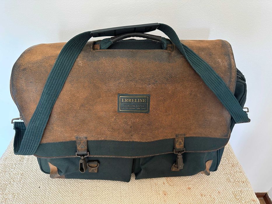 Mala de viagem à tiracolo