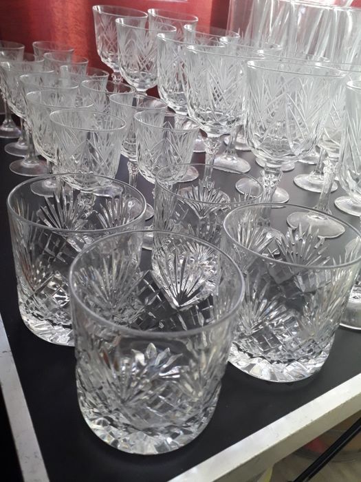 Conjunto de 65 peças em cristal copos e jarra antigo