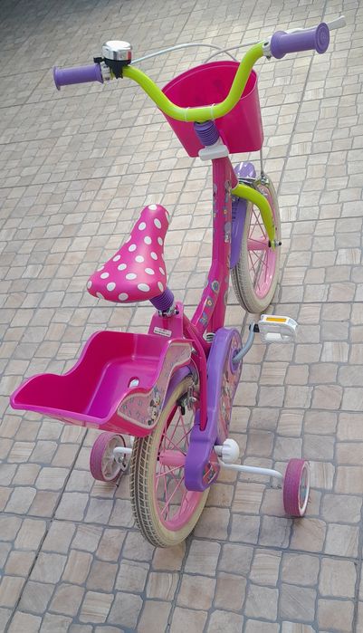 Bicicleta de criança. Primeiras pedaladas.