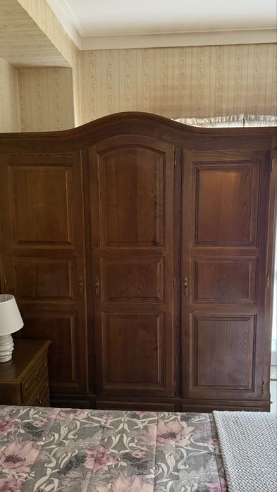 Conjunto de Quarto em Madeira - cama, roupeiro, duas mesas de cabeceira, uma cómoda