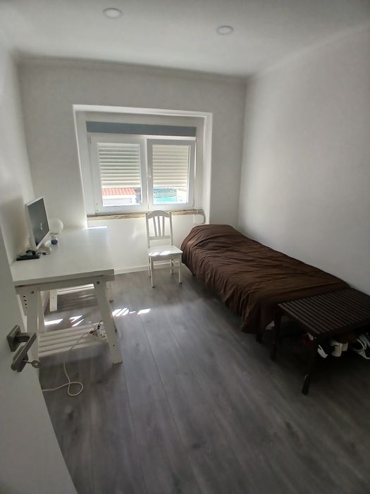 Quarto para alugar em T2 em Queluz