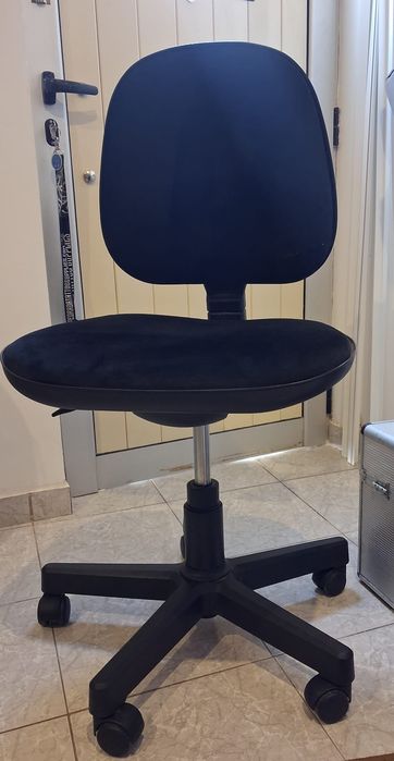 Cadeira de escritório com tecido veludo preto