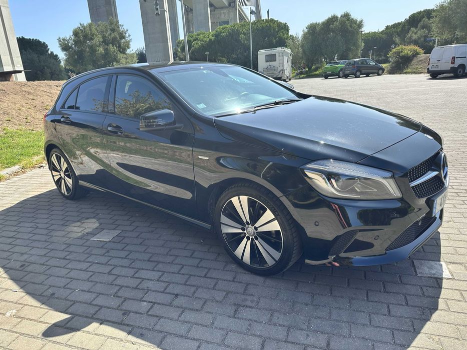 Mercedes A180d Activity Edition como novo