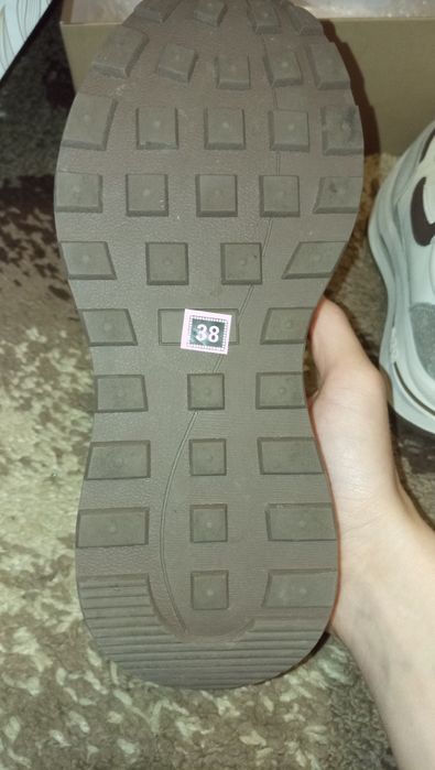 Жіночі кросівки Allsy.