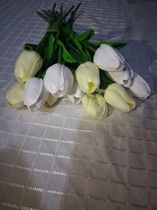 11 realistycznych, białych i mlecznych sztucznych tulipanów