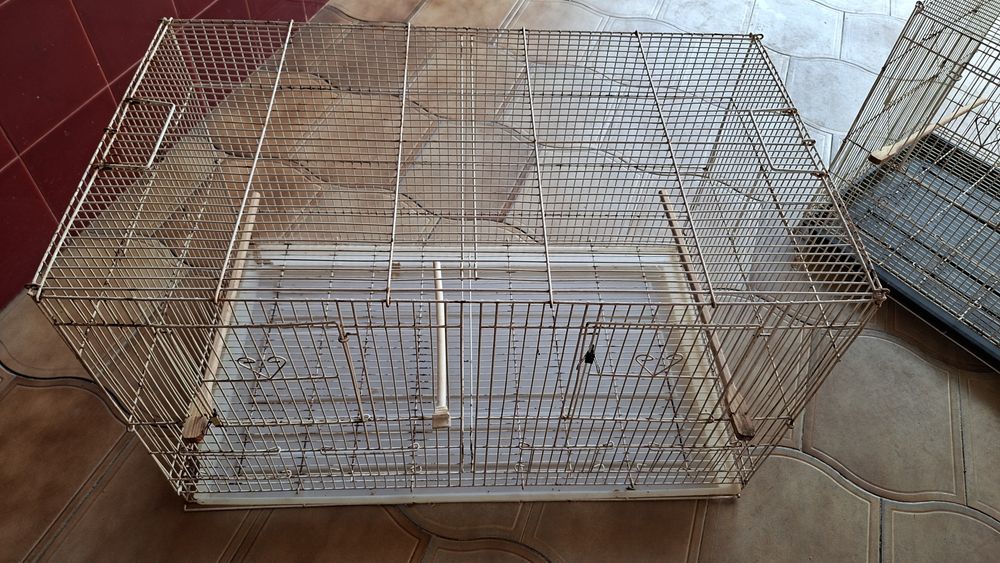 duas gaiolas para passaros