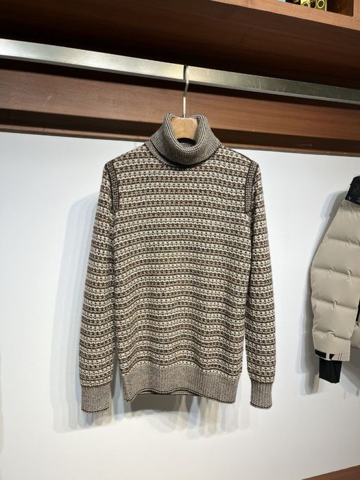 Nowy modny sweter