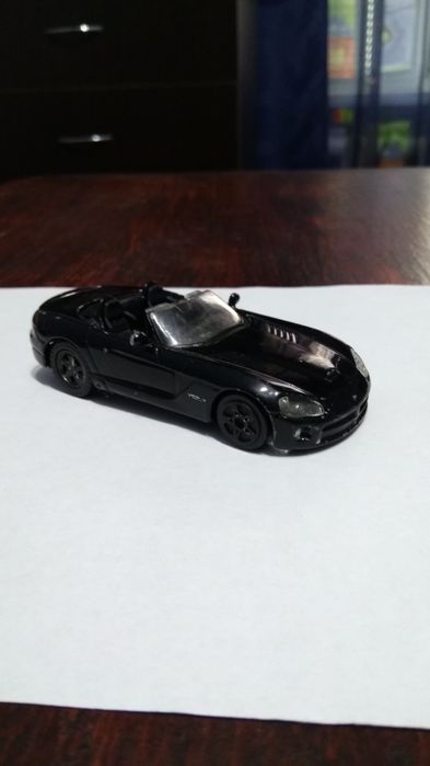 Колекційна машинка Dodge Viper SRT-10.