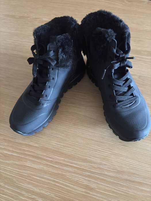 Botins Sheckers, impermeáveis, pretos, forrados.