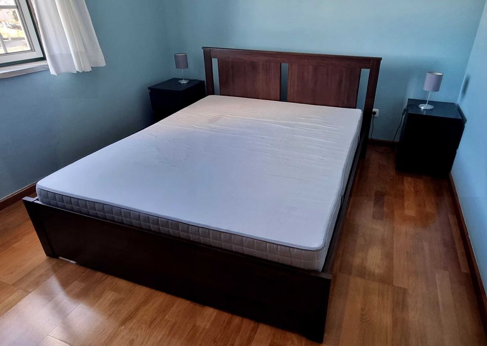 Cama madeira ikea com colchão e 2 criados mudos