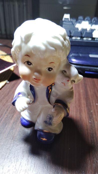 Figurka porcelanowa chłopiec z owieczką