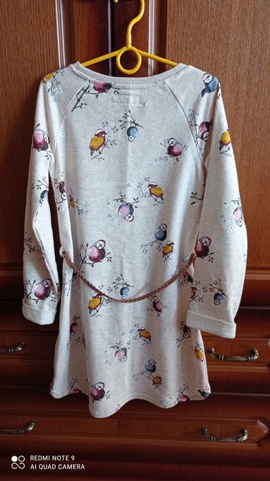 Sprzedam kremową sukienkę z H & M r. 134/140, stan bardzo dobry.