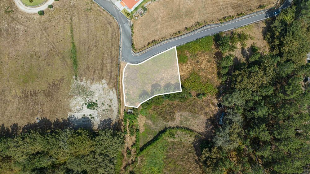 Terreno para construção junto ao rio Ave com 892 m2