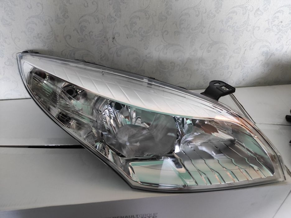 Фара фари Рено Меган 3 Renault megane 3 260108719R 260607449R